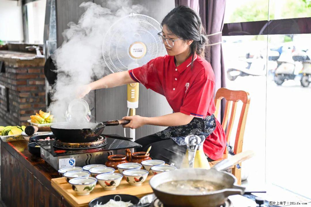 全网追的“扁担女孩”,找了一份暑假工,时薪12元 - 湘潭生活资讯 - 湘潭28生活网 xiangtan.28life.com